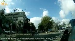  فيديو: مطاردة راكب دراجة نارية بيافا بعد محاولة دهس شرطي